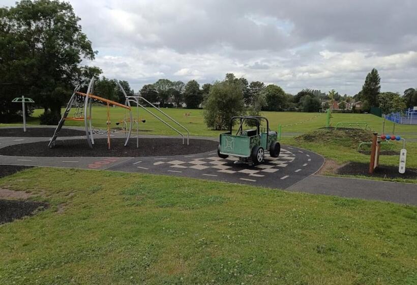 Rezydencja Stunning 3 Bed Home At The Heart Of Wolverhampton