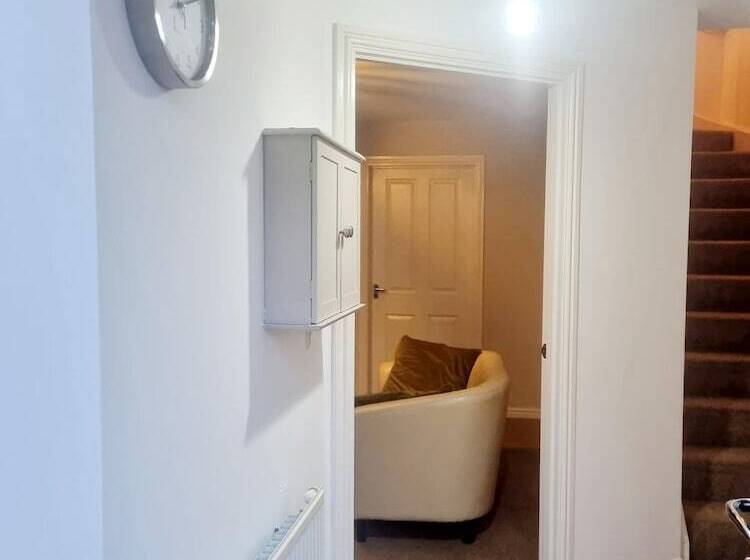 Rezydencja Stunning 3 Bed Home At The Heart Of Wolverhampton