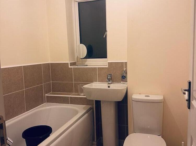 Rezydencja Stunning 3 Bed Home At The Heart Of Wolverhampton