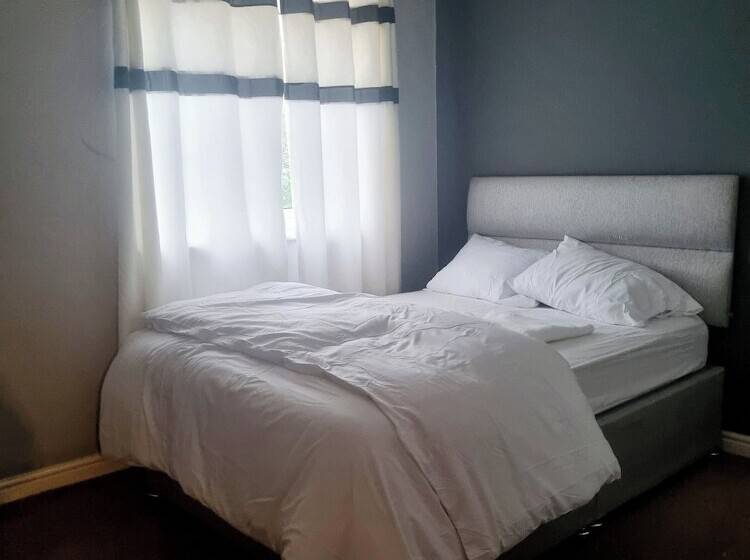 Rezydencja Stunning 3 Bed Home At The Heart Of Wolverhampton