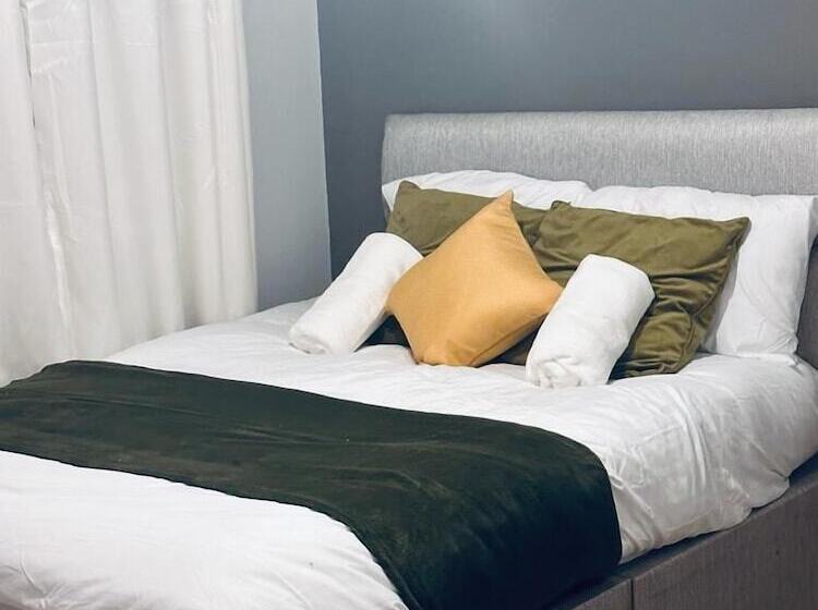 Rezydencja Stunning 3 Bed Home At The Heart Of Wolverhampton