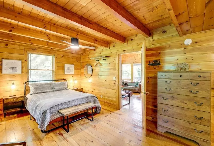 Sevierville Treetop Cabin: Hot Tub & Covered Deck