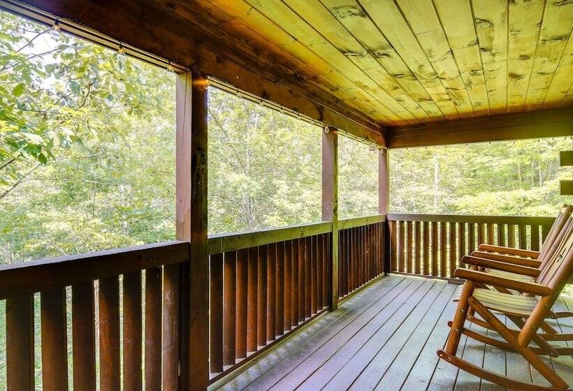 Sevierville Treetop Cabin: Hot Tub & Covered Deck