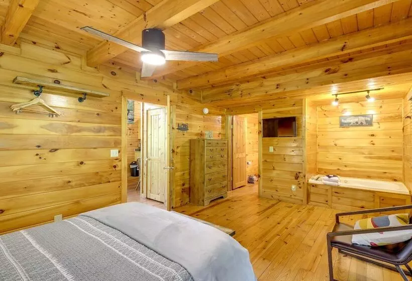 Sevierville Treetop Cabin: Hot Tub & Covered Deck