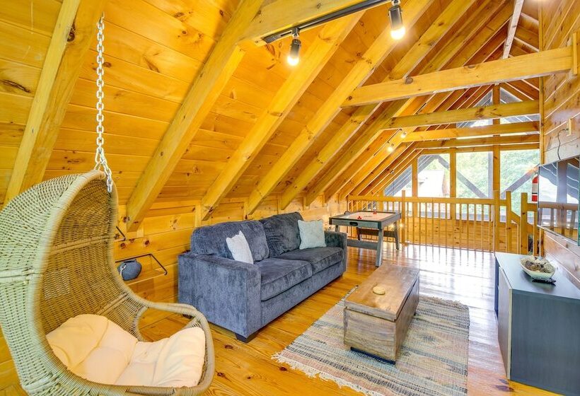 Sevierville Treetop Cabin: Hot Tub & Covered Deck