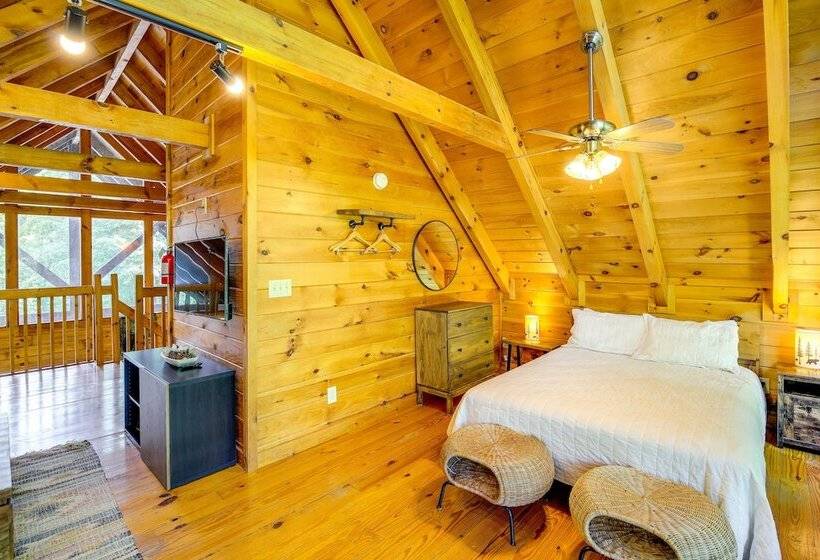 Sevierville Treetop Cabin: Hot Tub & Covered Deck