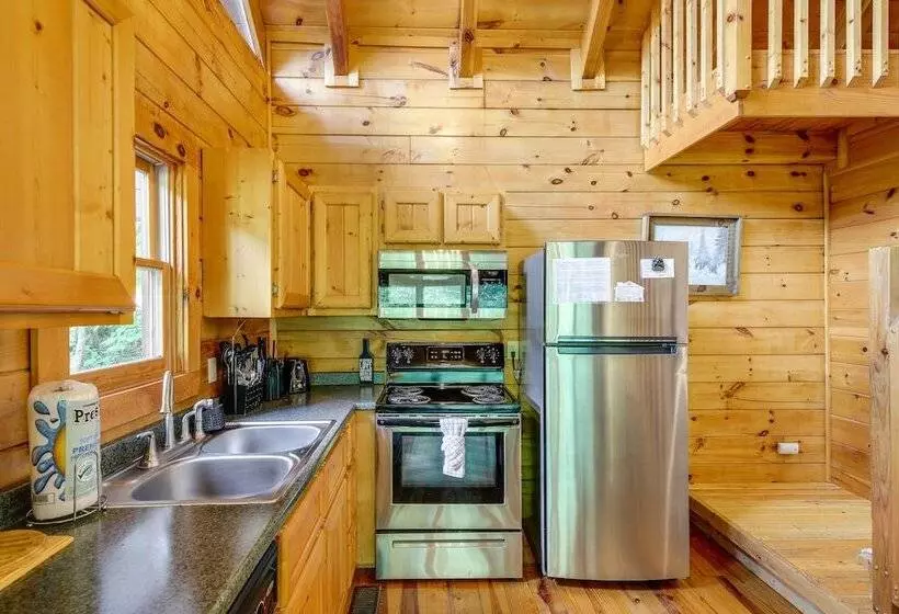Sevierville Treetop Cabin: Hot Tub & Covered Deck