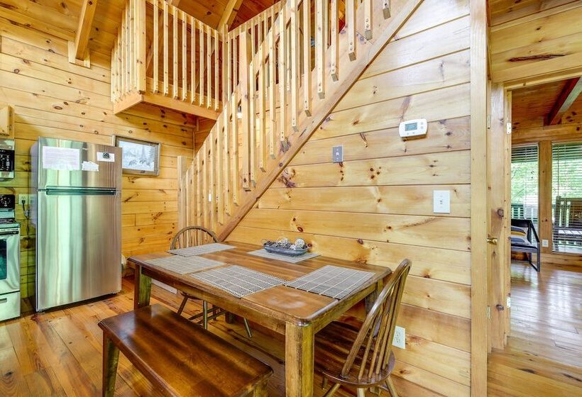 Sevierville Treetop Cabin: Hot Tub & Covered Deck