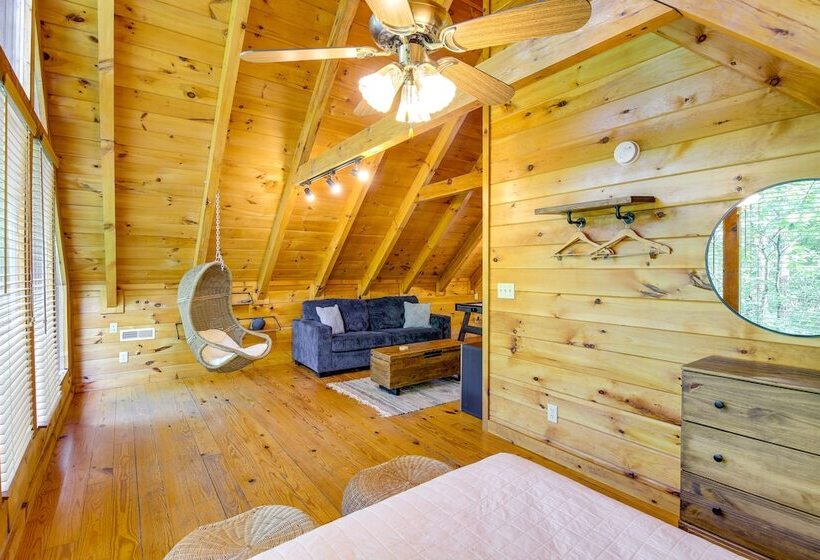 Sevierville Treetop Cabin: Hot Tub & Covered Deck