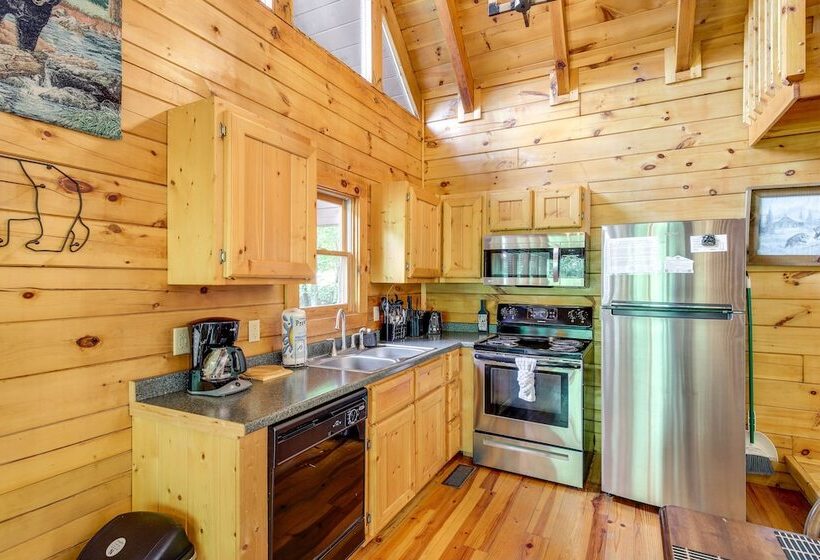 Sevierville Treetop Cabin: Hot Tub & Covered Deck