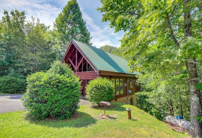 Sevierville Treetop Cabin: Hot Tub & Covered Deck