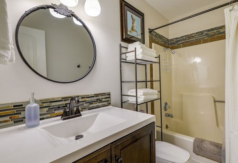 Single Story Webb City Home W/ Deck & Gas Grill!