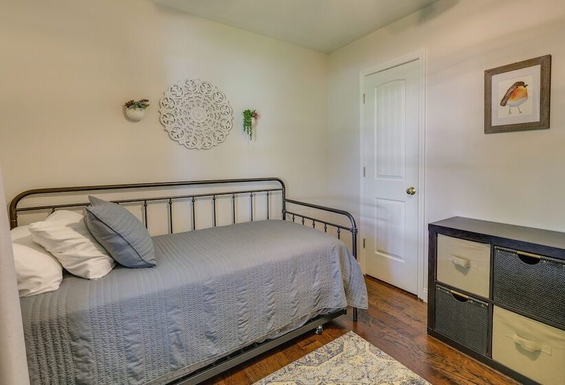 Single Story Webb City Home W/ Deck & Gas Grill!