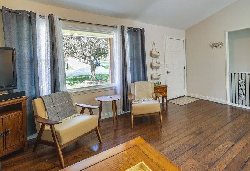 Single Story Webb City Home W/ Deck & Gas Grill!