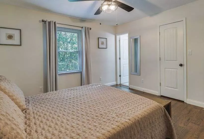Single Story Webb City Home W/ Deck & Gas Grill!