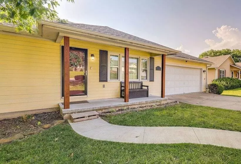 Single Story Webb City Home W/ Deck & Gas Grill!
