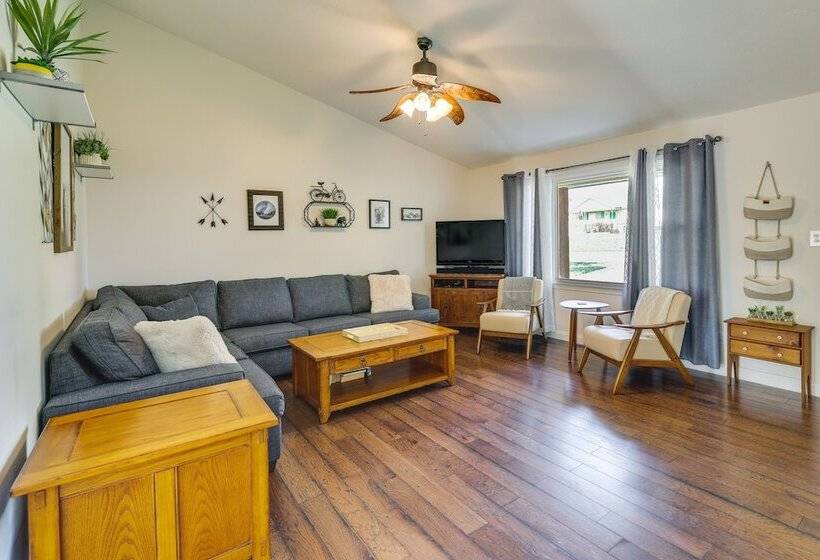 Single Story Webb City Home W/ Deck & Gas Grill!