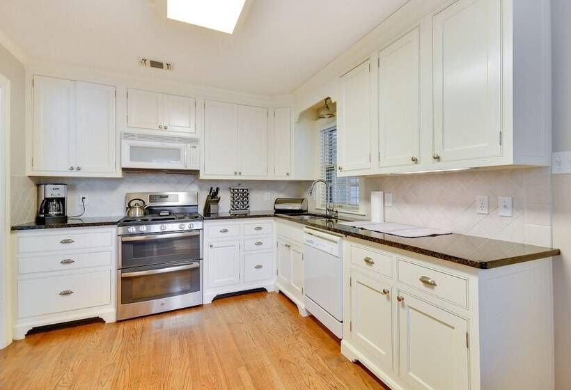 Spacious Amarillo Home With Shared Fire Pit!