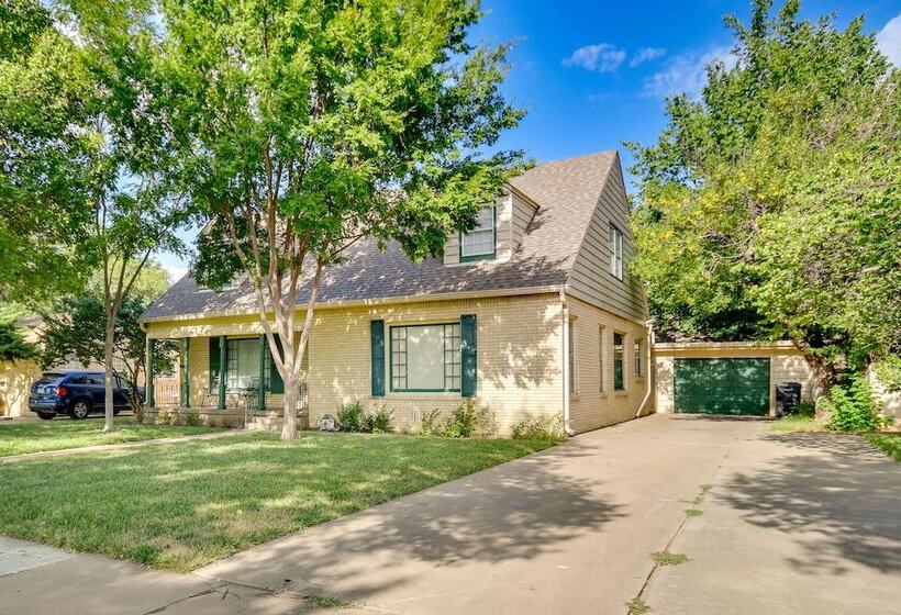 Spacious Amarillo Home With Shared Fire Pit!