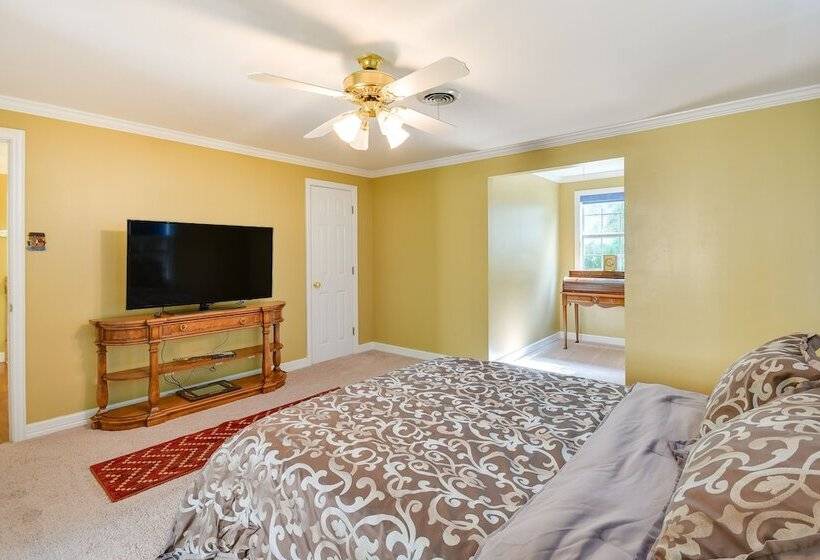 Spacious Amarillo Home With Shared Fire Pit!