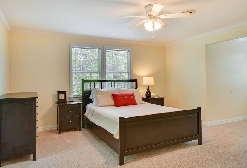 Spacious Amarillo Home With Shared Fire Pit!