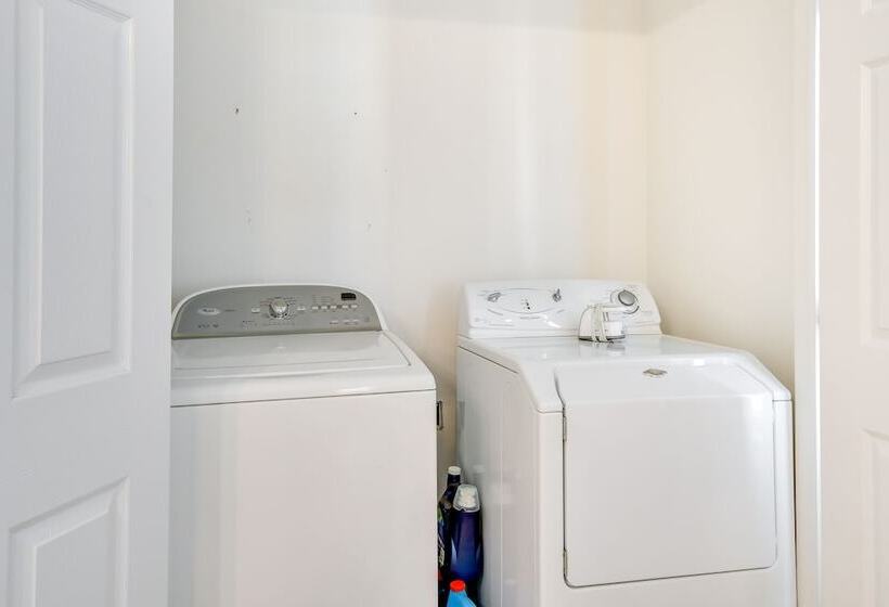 Spacious Amarillo Home With Shared Fire Pit!