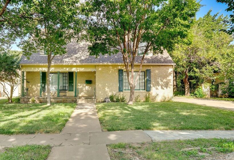 Spacious Amarillo Home With Shared Fire Pit!