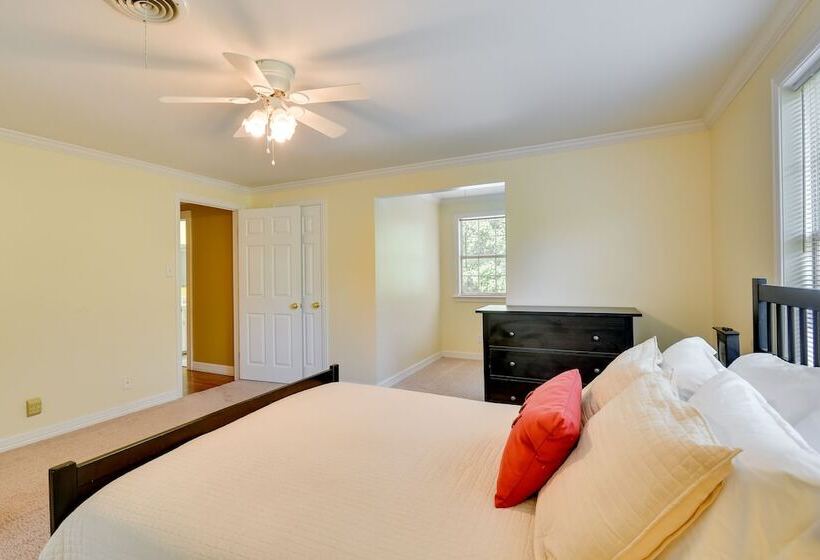 Spacious Amarillo Home With Shared Fire Pit!