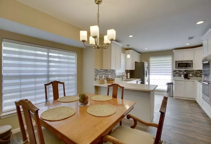 Spacious Baton Rouge Home Rental: 12 Mi To Lsu!