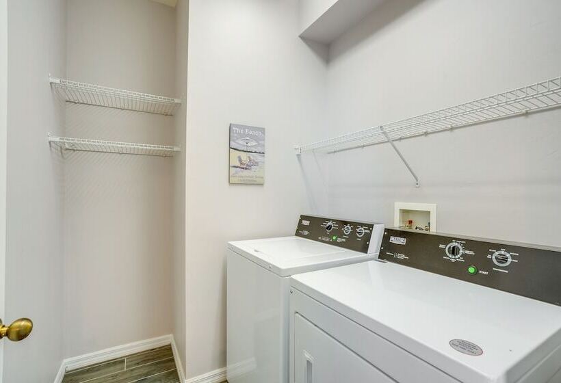 Sunny Fort Myers Home W/ Heated Pool!