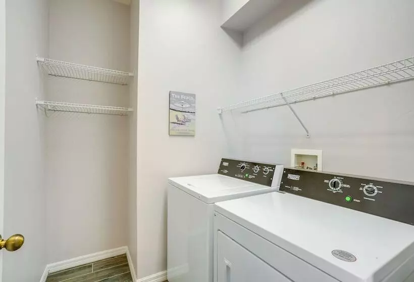 Sunny Fort Myers Home W/ Heated Pool!