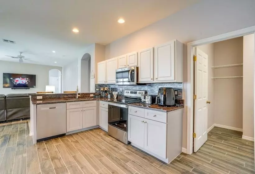 Sunny Fort Myers Home W/ Heated Pool!