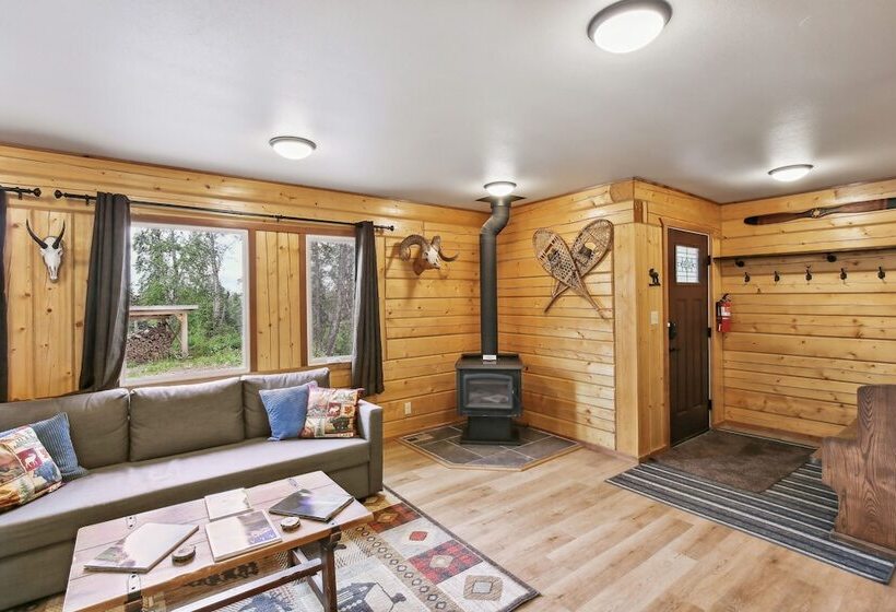 Welcoming Wasilla Cabin W/ Patio!