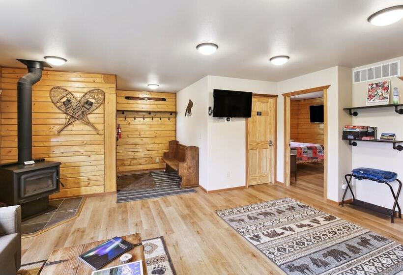 Welcoming Wasilla Cabin W/ Patio!