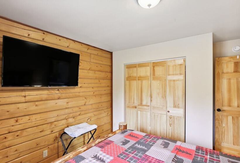 Welcoming Wasilla Cabin W/ Patio!