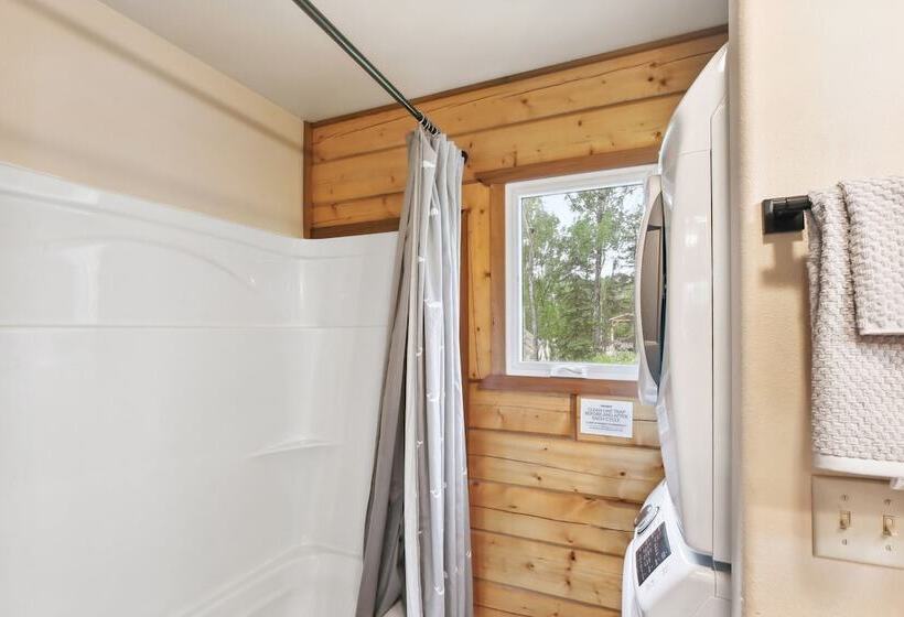 Welcoming Wasilla Cabin W/ Patio!