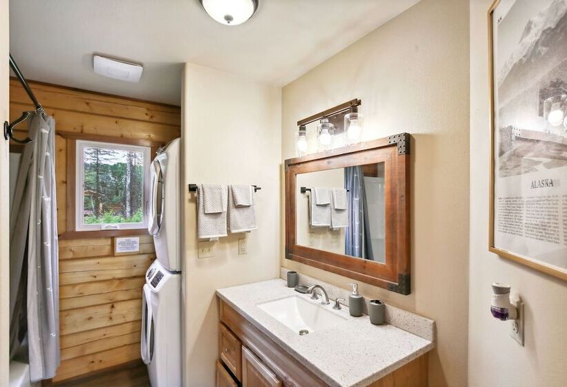 Welcoming Wasilla Cabin W/ Patio!