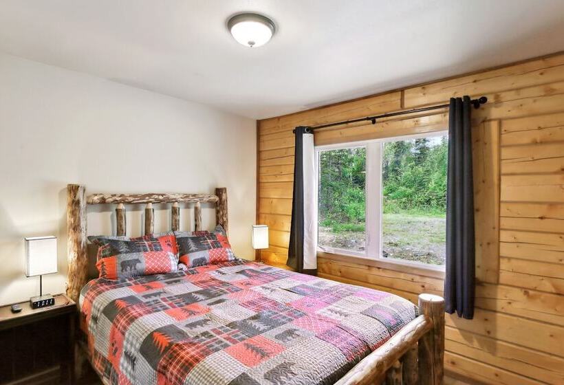 Welcoming Wasilla Cabin W/ Patio!