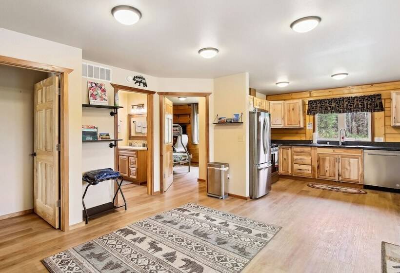 Welcoming Wasilla Cabin W/ Patio!