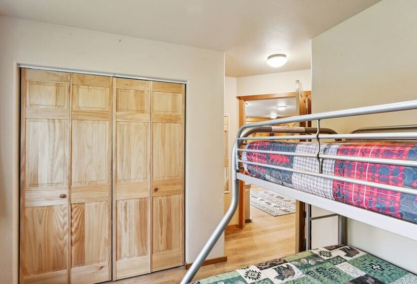 Welcoming Wasilla Cabin W/ Patio!