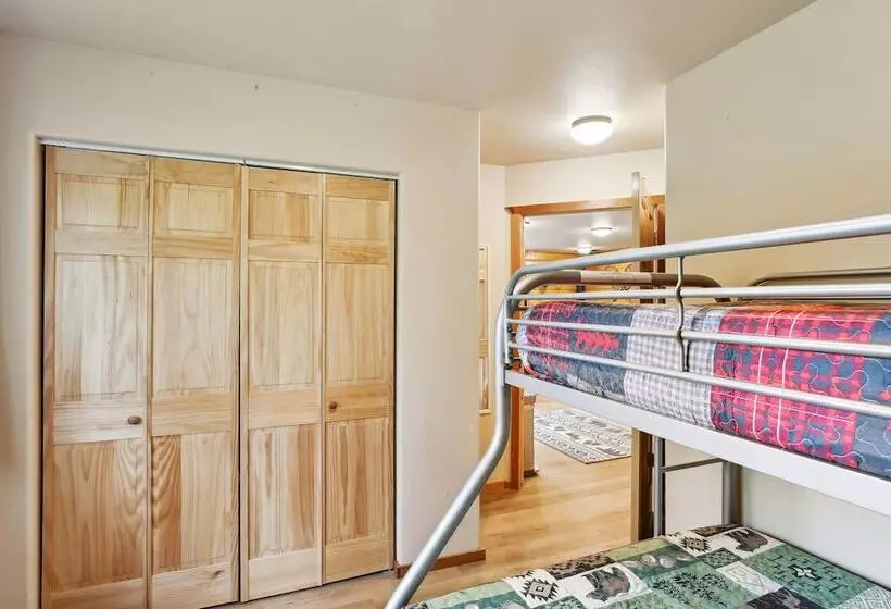 Welcoming Wasilla Cabin W/ Patio!