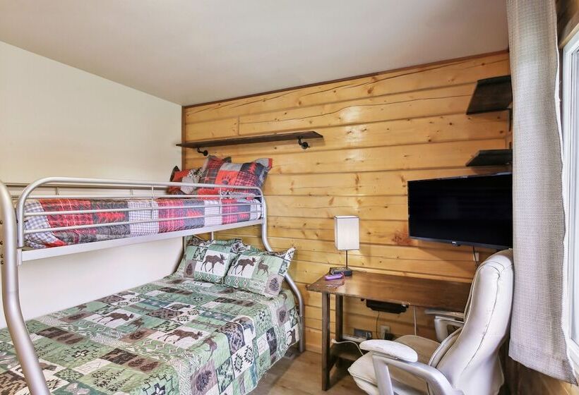 Welcoming Wasilla Cabin W/ Patio!