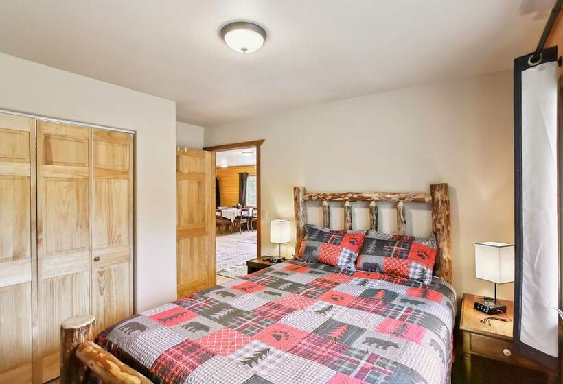 Welcoming Wasilla Cabin W/ Patio!