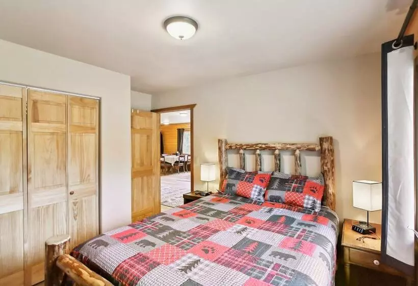 Welcoming Wasilla Cabin W/ Patio!