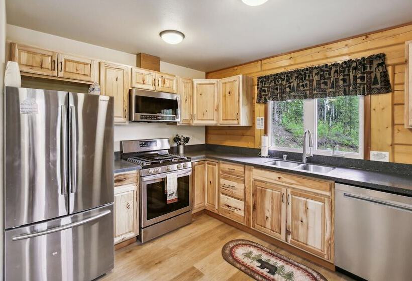 Welcoming Wasilla Cabin W/ Patio!