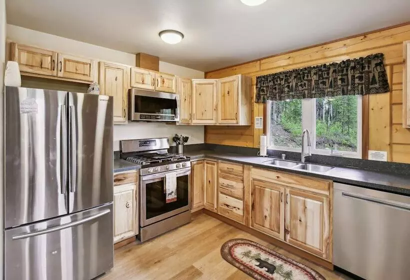 Welcoming Wasilla Cabin W/ Patio!