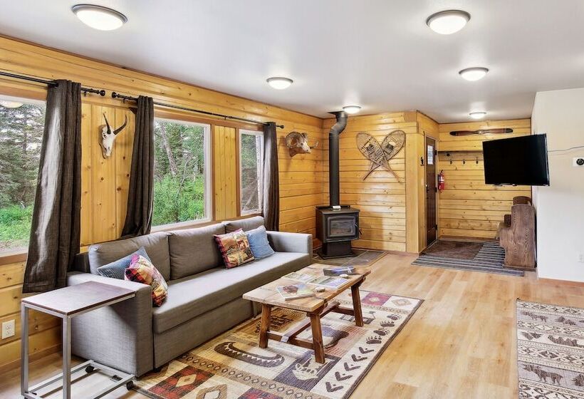 Welcoming Wasilla Cabin W/ Patio!