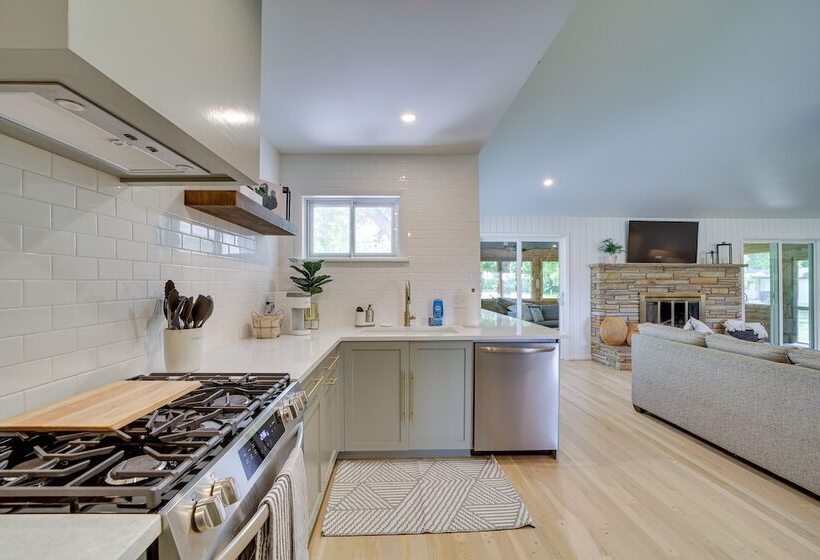 Well Appointed Tulsa Home W/ Fire Pit & Patio!