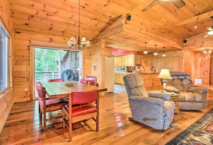 Breathtaking Mountain Views: Cullowhee Cabin!