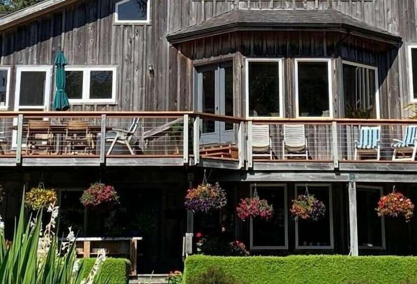 Floras Lake House Bed & Breakfast